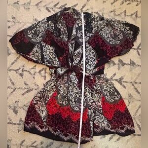 Soma Short Kimono Robe. Lightweight. Semi-Sheer. Size Large. 🖤♥️🖤